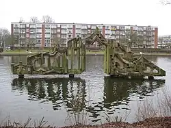 Monument voor de vrede van Heppe de Moor in de Hoekenesgracht met op de achtergrond Hoekenes