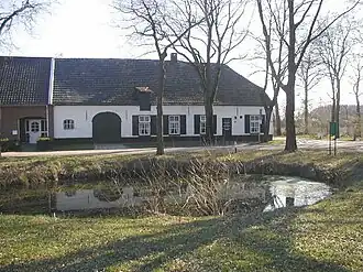 De buurtschap Vreekwijk op 23 maart 2003. De foto is genomen op het open terrein tussen de boerderijen, bij de poel. De boerderij op de achtergrond is op 9 april 2005 door brand verwoest.