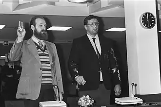 Wim Vreeswijk (rechts) en Ben Fresco worden geïnstalleerd als gemeenteraadslid voor de Centrumpartij in Almere (1984)