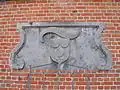 Wapenschild van de heren van Vriesel in de muur aan de voorzijde van de Remise