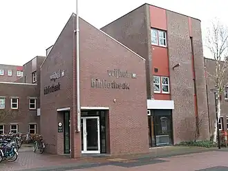 De officiële bibliotheekingang van gebouw De Vrijhof