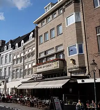 Vrijthofgevel Du Casque en omringende horeca (2015)