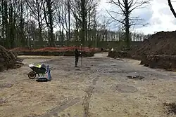 Contouren van onder meer greppels en palen