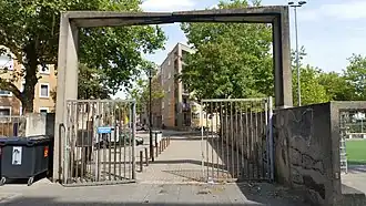 Toegangspoort en reliëf (augustus 2018)