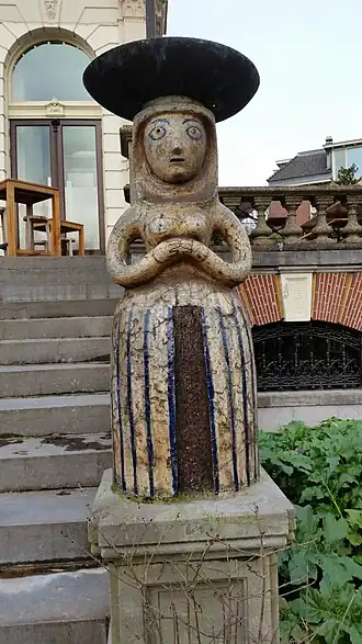 Een vrouw met schaal