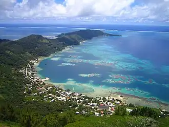 Zicht op het dorp Rikitea