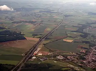 Ressons-sur-Matz (rechtsonder) met autoroute A1 en LGV Nord
