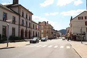 Rue Charles de Gaulle, links gemeentehuis