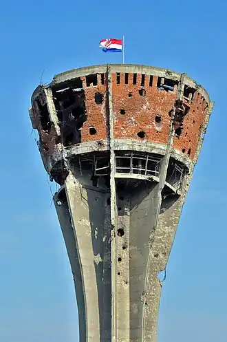 De watertoren van Vukovar, 2010. Zwaar beschadigd tijdens de aanval, is de toren behouden als aandenken aan het conflict.