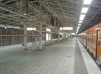Het perron van het station