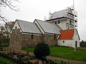 De kerk van Vust tijdens de renovatie in 2011