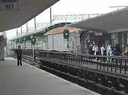 Het overstapgebouwtje tussen trein (achter) en metro (voor)