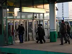 Toegang tot het overstapgebouwtje op het voorstadsperron