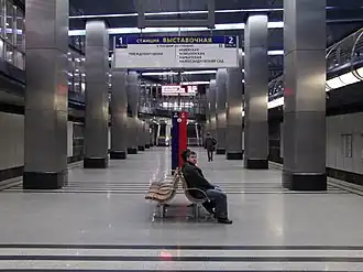 Het perron en de wandelgangen boven de sporen