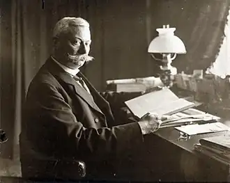 Behrens, rector magnificus TH Delft achter zijn bureau, 1913.