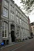 Pand bestaande uit twee samengetrokken huizen en een in 1906 bijgebouwd gedeelte