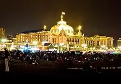 Het Kurhaus bij nacht