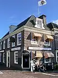 Restaurant "Graaf Floris V van Muiden", gevel met getande rechte kroonlijst