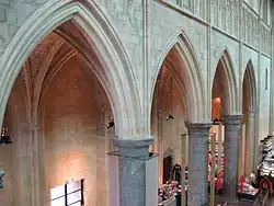 Zicht op noordelijke zijbeuk