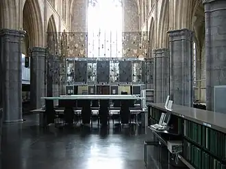 Interieur met studieplekken