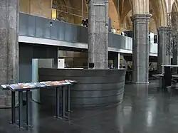 Interieur kerk met infobalie
