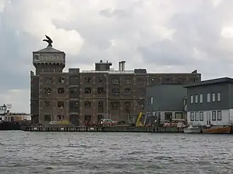 Zaandijkerweg met ervoor de Zaan