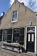 Huis onder zadeldak en met topgevel