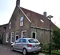 Huis onder zadeldak en met topgevel