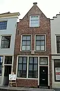 Huis met gepleisterde tuitgevel