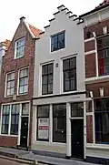 Huis met geverfde trapgevel