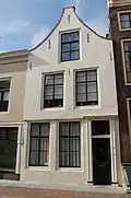 Huis met gepleisterde topgevel