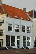 Huis met gepleisterde lijstgevel