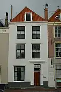 Huis met gepleisterde lijstgevel