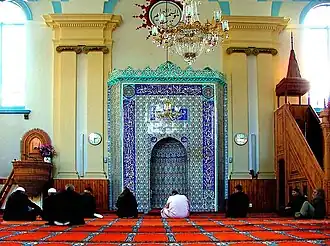 De mihrab met rechts daarvan de minbar.