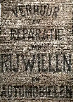 Een van de twee letterreclames.