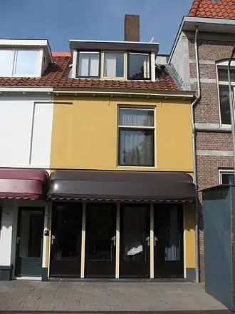 De Deventer raamprostitutielocatie bestaat uit rijksmonumenten omdat aan de achterzijde waarschijnlijk een deel van de stadsmuur bewaard is gebleven