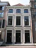 Huis met gepleisterde rechte gevel