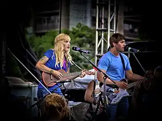 Zangeres Sarah Blackwood en zanger Ryan Marshall van Walk Off The Earth