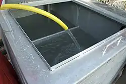 Het opvullen van de buffertank met het koelmengsel