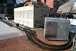 De koelmachine en de buffertank verbonden aan de ijsbaan