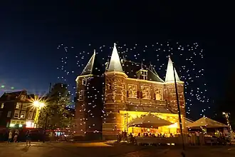 Visuele meting van luchtkwaliteit voor het Waag gebouw door middel van lichtinstallatie, gebaseerd op onderzoek Robin Price & Francis Pope.