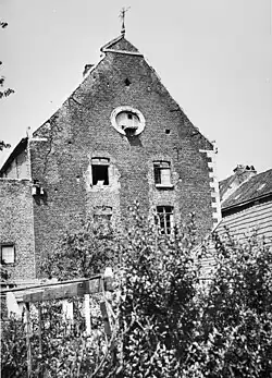 Oostgevel met entree, oeil de boeuf en windvaan, 1982