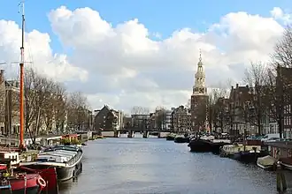 Waalseilandsgracht en Montelbaanstoren in Amsterdam, vanaf brug nr. 283.