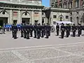 Aflossing van de wacht voor het koninklijk paleis in Stockholm