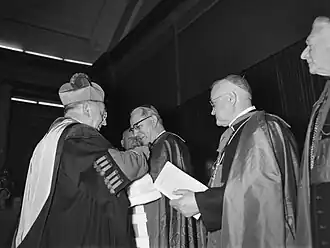 Van Waeyenbergh (links) en kardinaal Alfrink (1961)