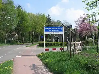 Kombord ter plaatse waar men vanuit Wageningen over de Hollandseweg Wageningen-Hoog binnenrijdt.
