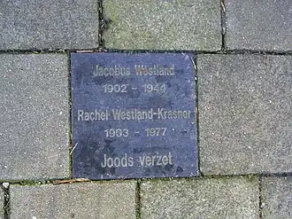 De herdenkingssteen die in 2011 voor Westland en zijn vrouw bij hun voormalige woning in Wageningen werd neergelegd.