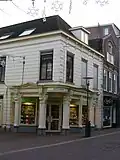 Winkel met bovenwoning