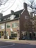 Winkel met bovenwoning