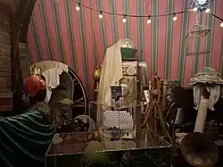 Wachtrij van CanCan met de robot van de oude Eurosat